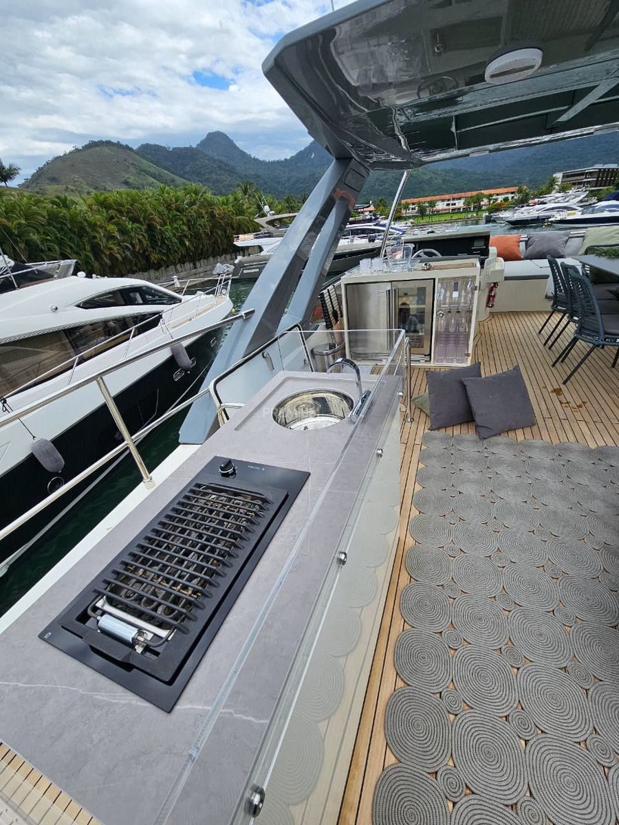 Ferretti 70