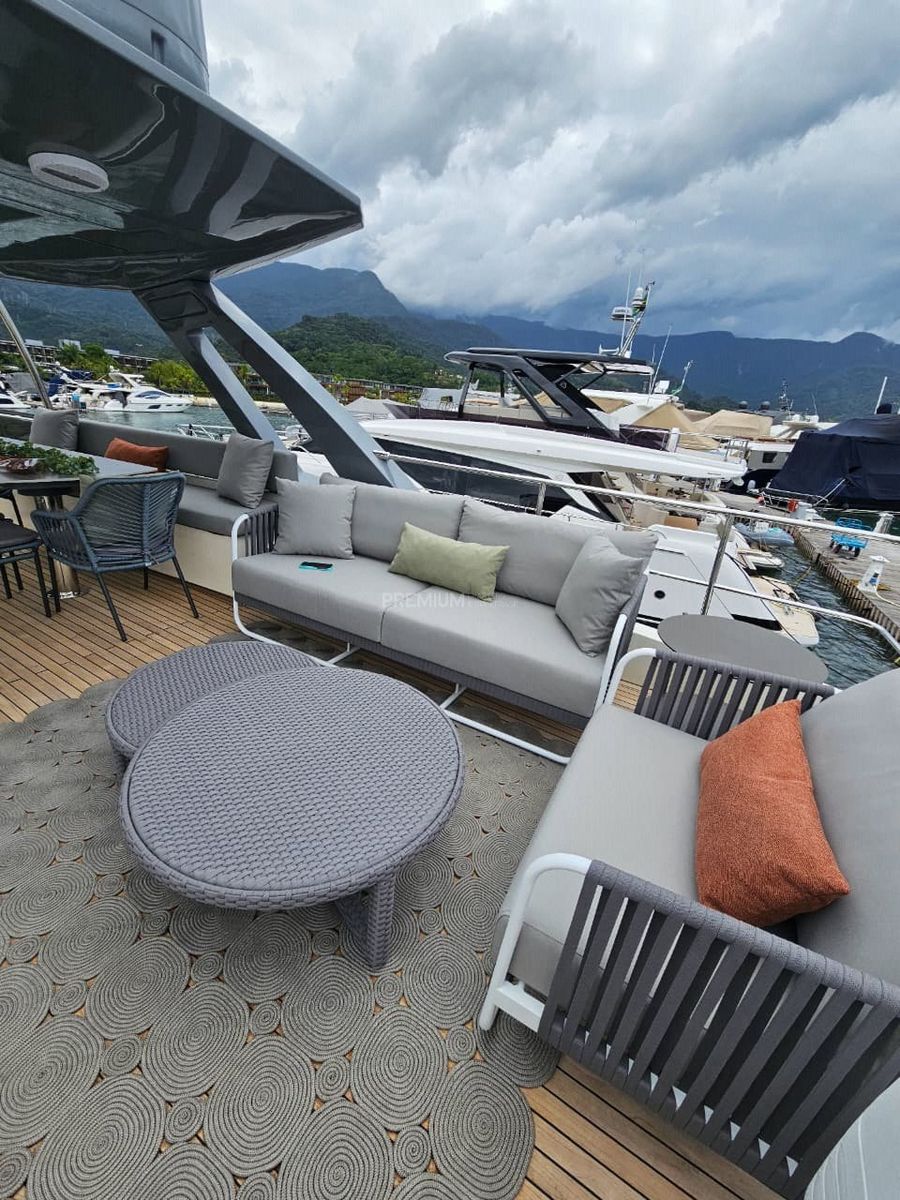 Ferretti 70