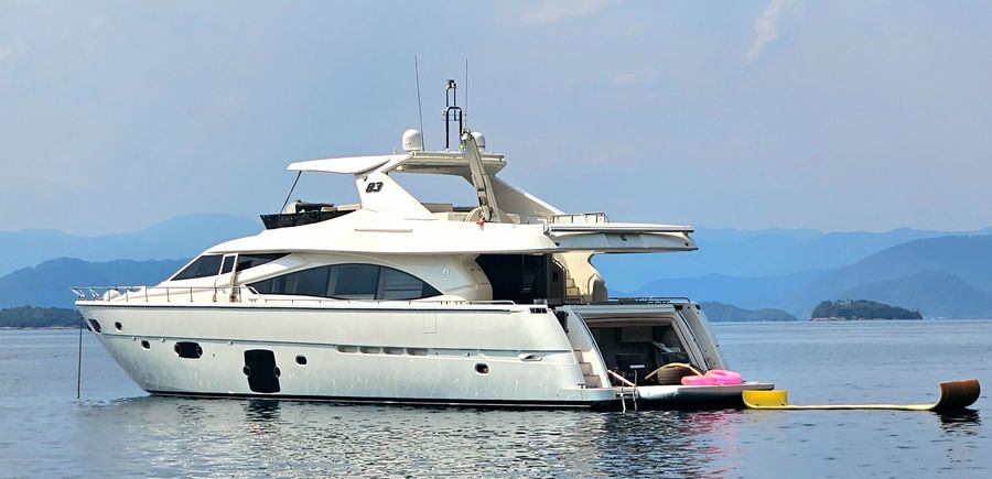 Ferretti 83