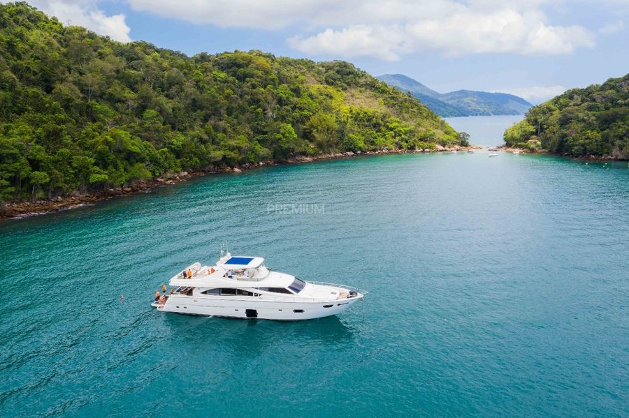 Ferretti 83
