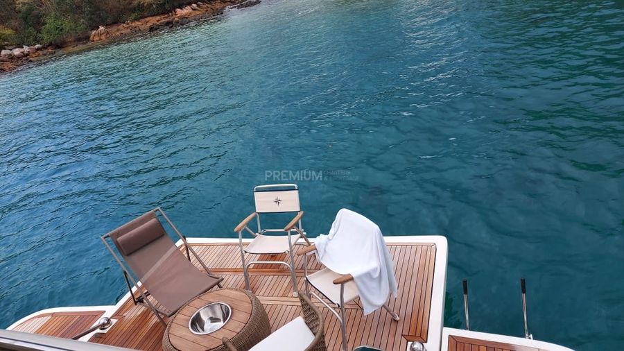 Ferretti 83