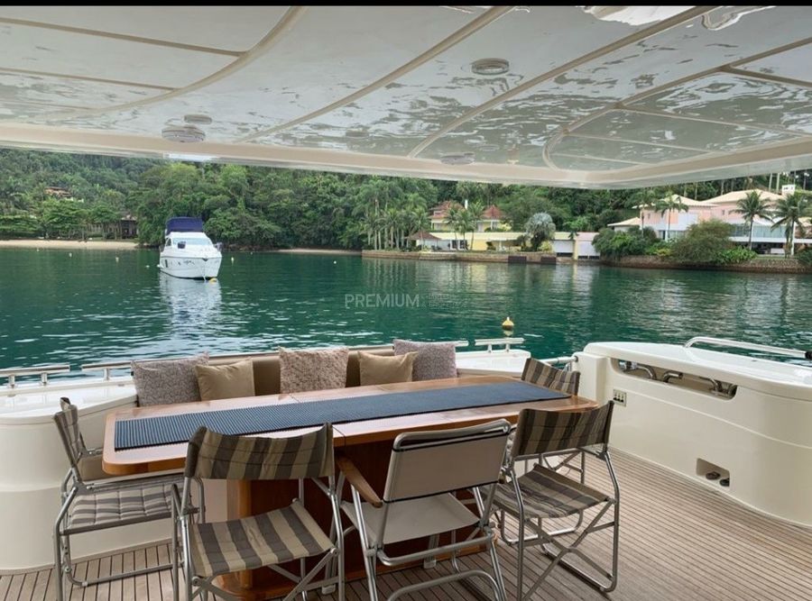 Ferretti 83